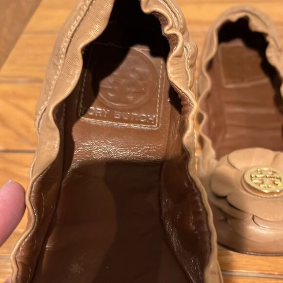 Tory Burch Shelby Camelia Flower Logo Flats size 5. - Picture 2 of 9